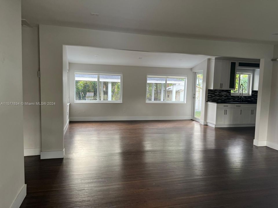 Recently Rented: $3,300 (2 beds, 1 baths, 1266 Square Feet)