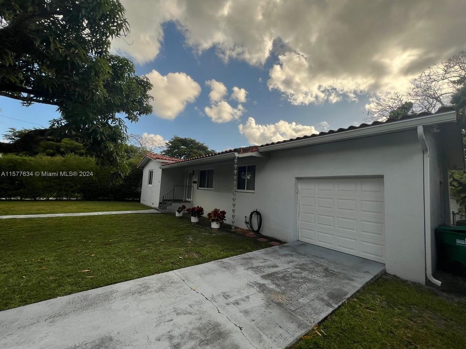 Recently Rented: $3,300 (2 beds, 1 baths, 1266 Square Feet)