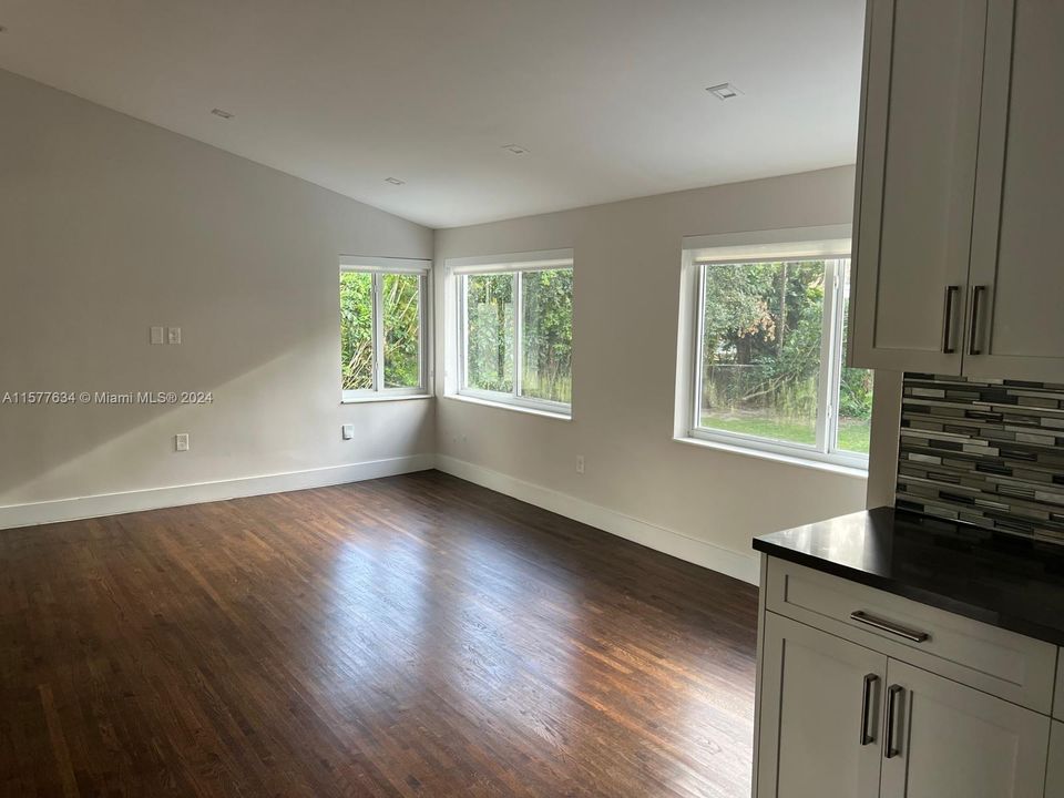 Recently Rented: $3,300 (2 beds, 1 baths, 1266 Square Feet)