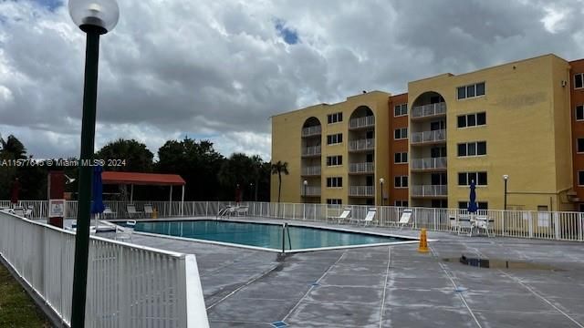 Active With Contract: $1,900 (1 beds, 1 baths, 867 Square Feet)