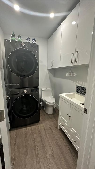 HALF BATH/UTILITY LAUNDRY ROOM