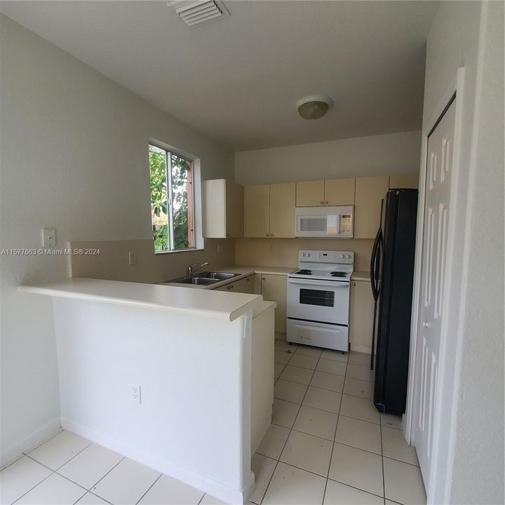 For Rent: $2,300 (3 beds, 3 baths, 1423 Square Feet)