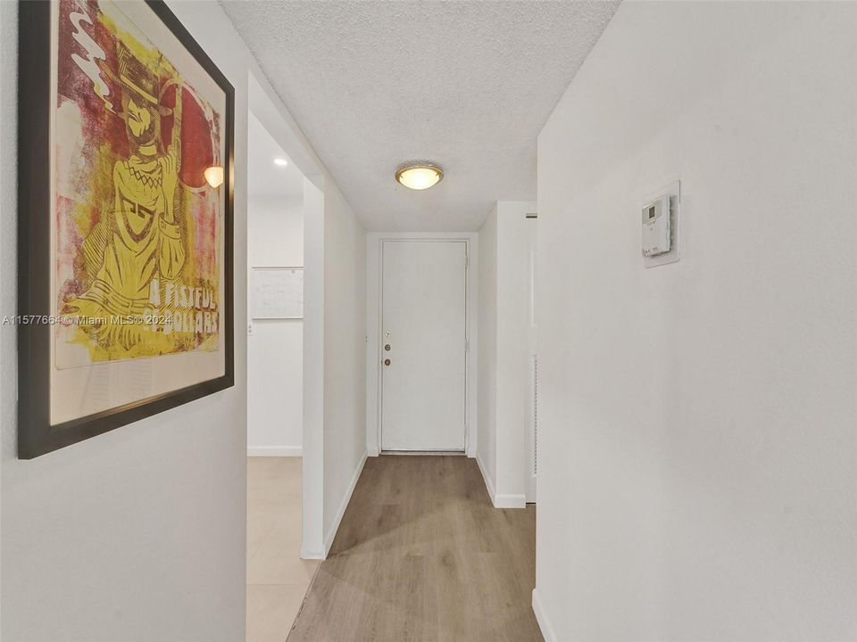 For Sale: $254,000 (1 beds, 1 baths, 710 Square Feet)
