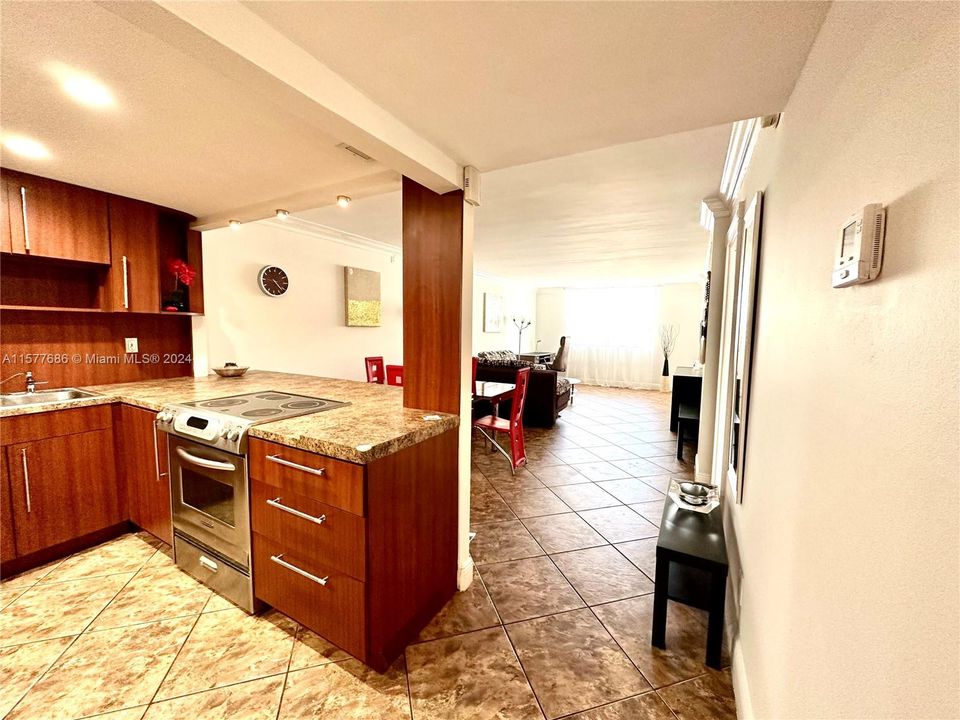 Active With Contract: $2,000 (1 beds, 1 baths, 870 Square Feet)