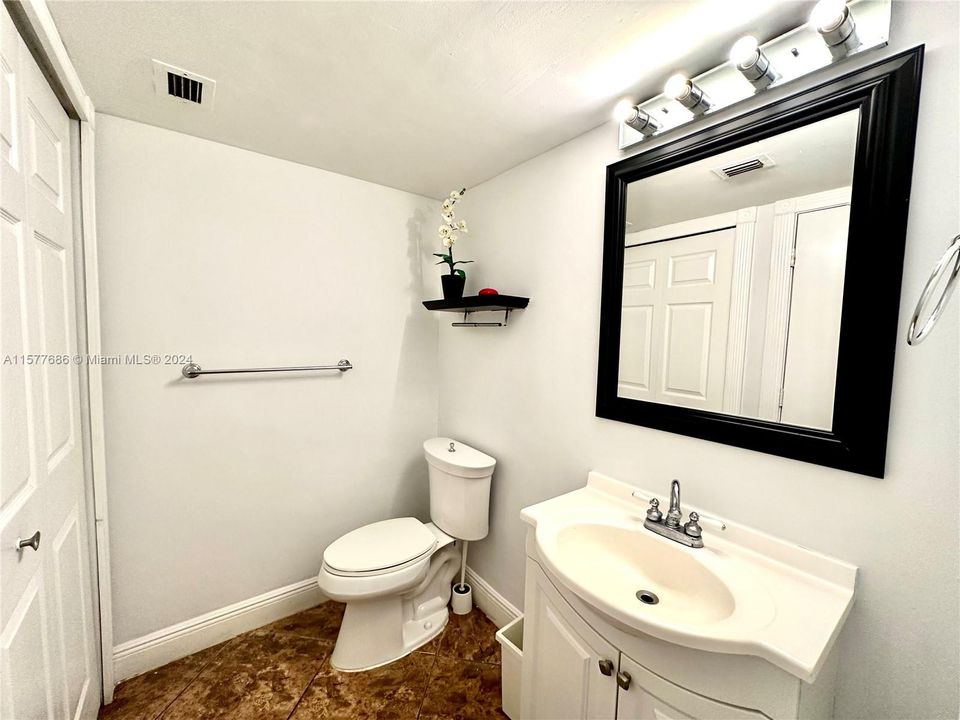Active With Contract: $2,000 (1 beds, 1 baths, 870 Square Feet)