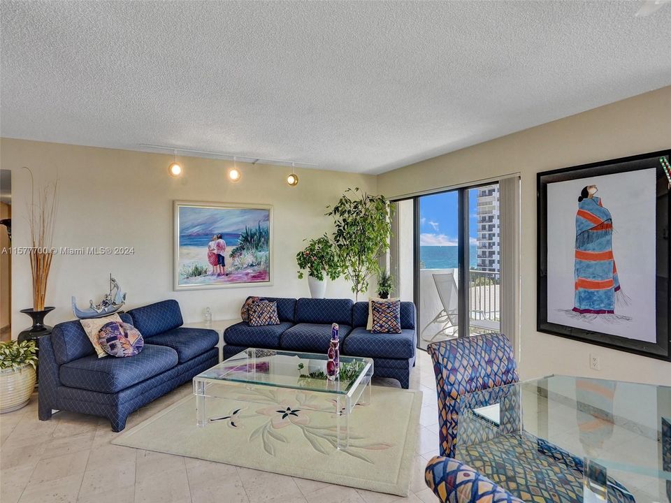 Recently Sold: $650,000 (2 beds, 2 baths, 1660 Square Feet)