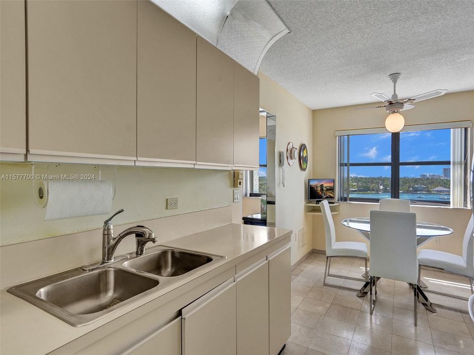 Recently Sold: $650,000 (2 beds, 2 baths, 1660 Square Feet)