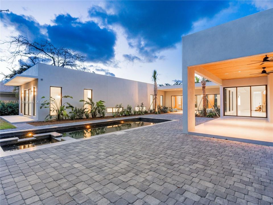 For Sale: $3,895,000 (5 beds, 5 baths, 4983 Square Feet)