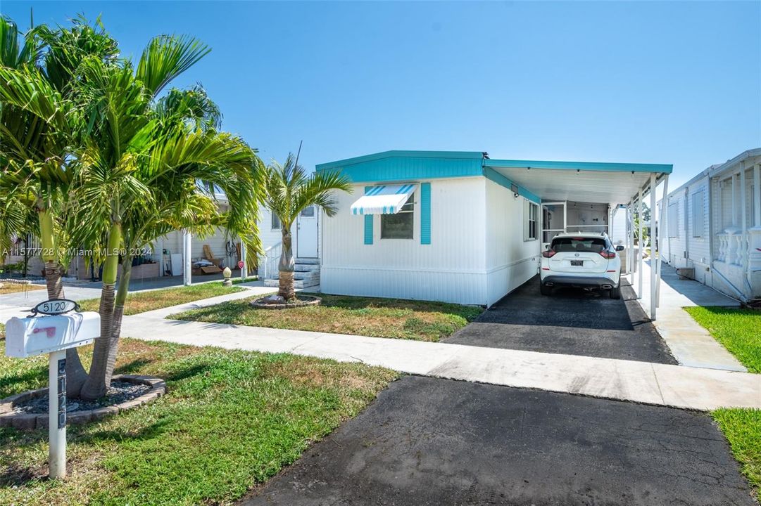 Active With Contract: $250,000 (3 beds, 2 baths, 985 Square Feet)