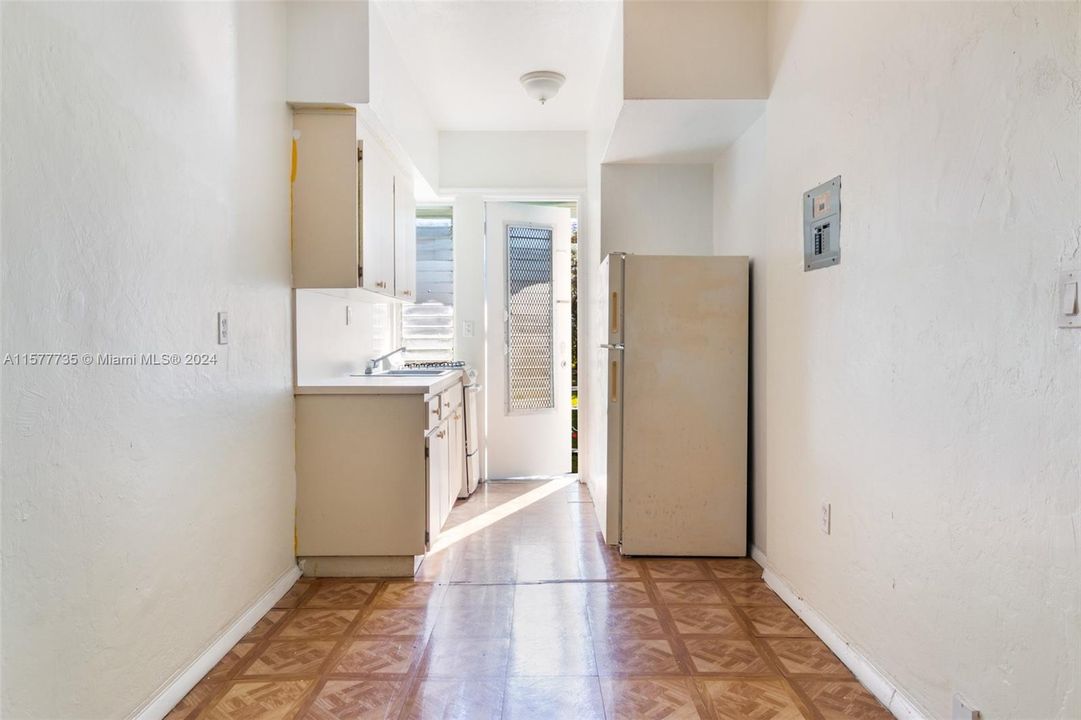 Active With Contract: $1,600 (1 beds, 1 baths, 500 Square Feet)