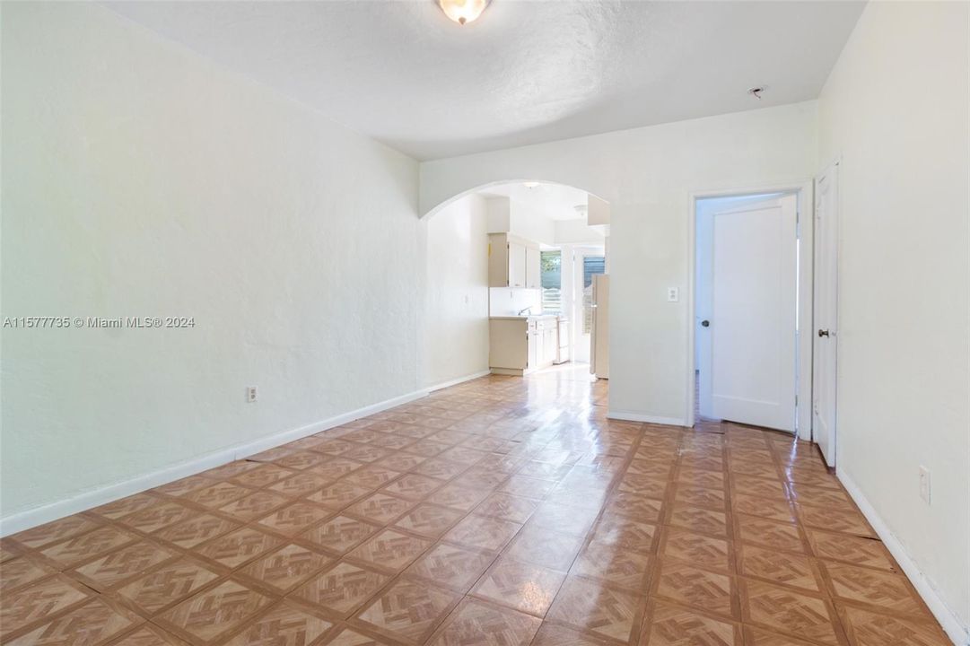 Active With Contract: $1,600 (1 beds, 1 baths, 500 Square Feet)