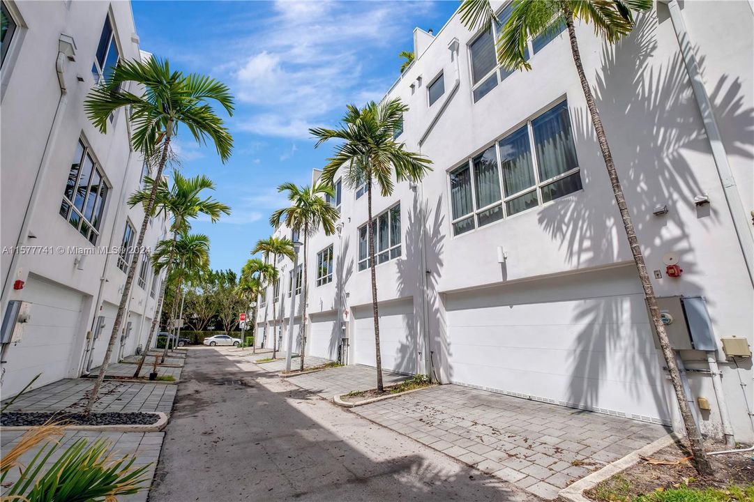 Active With Contract: $5,295 (3 beds, 3 baths, 2654 Square Feet)