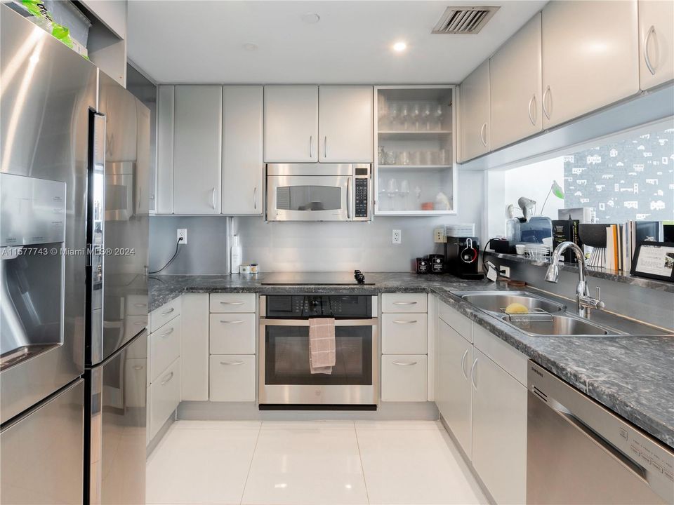 For Sale: $799,000 (1 beds, 1 baths, 777 Square Feet)