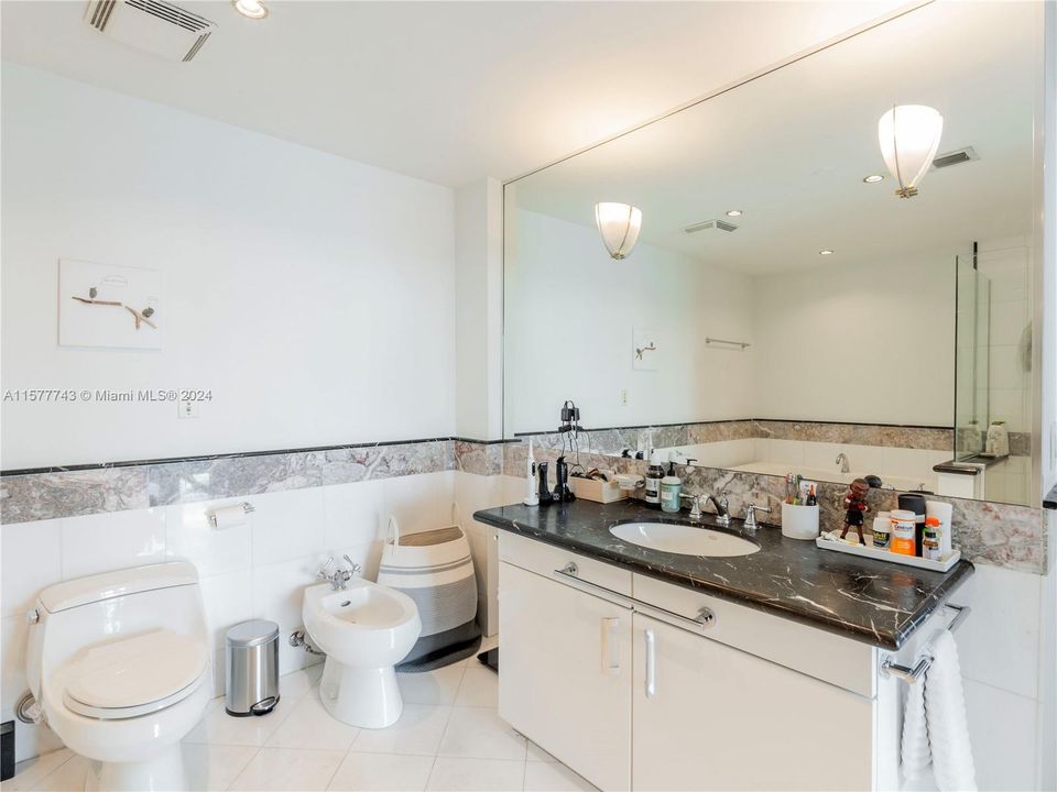 For Sale: $799,000 (1 beds, 1 baths, 777 Square Feet)