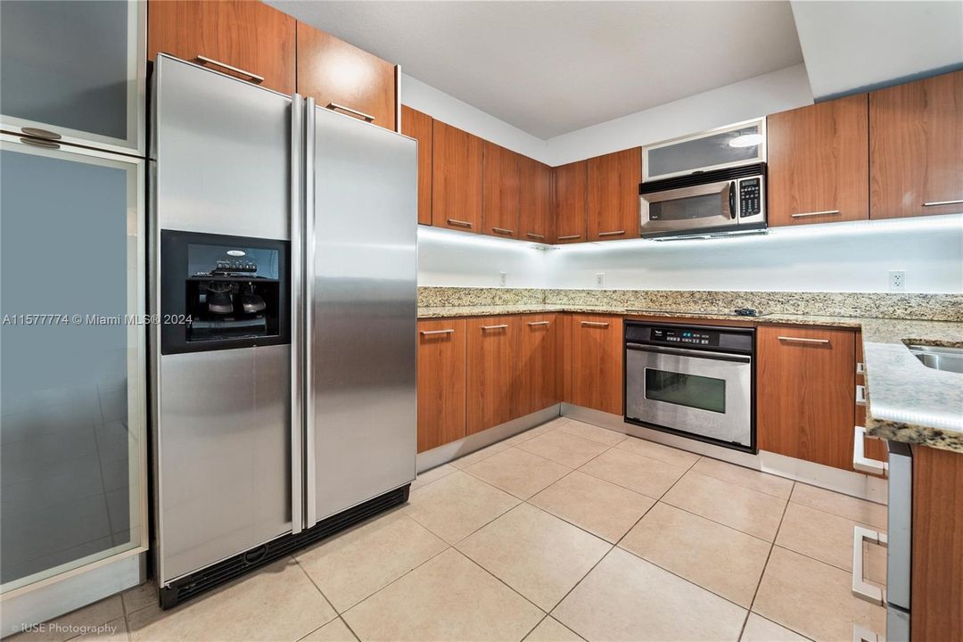 For Sale: $379,000 (1 beds, 1 baths, 797 Square Feet)