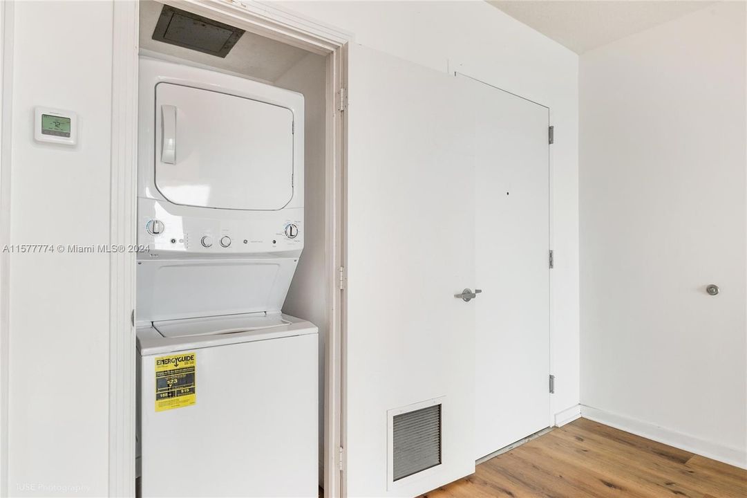 Active With Contract: $379,000 (1 beds, 1 baths, 797 Square Feet)