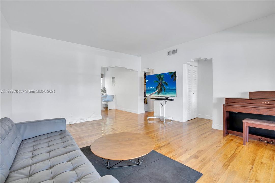 For Sale: $597,000 (2 beds, 2 baths, 1197 Square Feet)