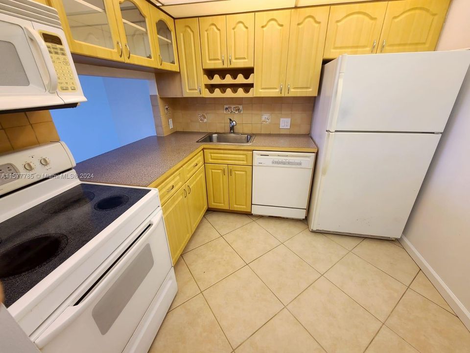 For Rent: $2,100 (1 beds, 1 baths, 913 Square Feet)