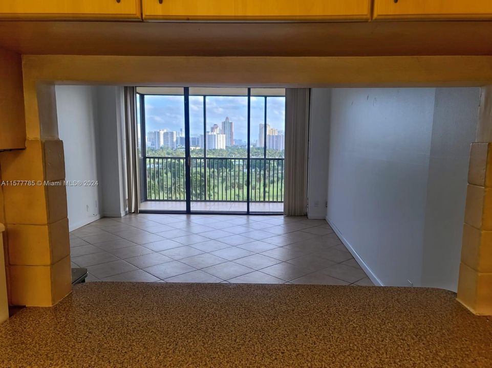 For Rent: $2,100 (1 beds, 1 baths, 913 Square Feet)
