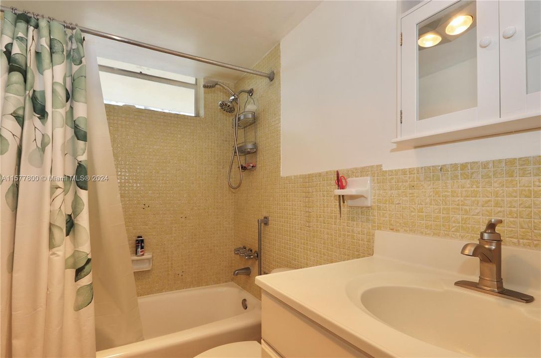 For Rent: $1,800 (1 beds, 1 baths, 768 Square Feet)