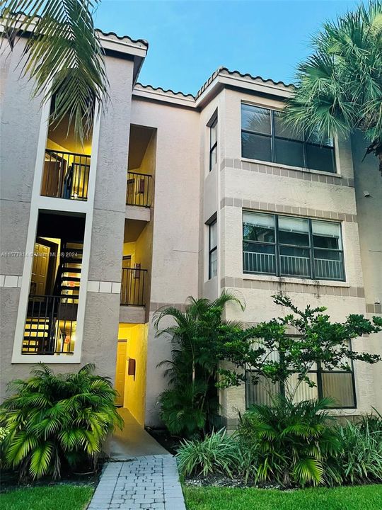 Active With Contract: $1,990 (1 beds, 1 baths, 805 Square Feet)