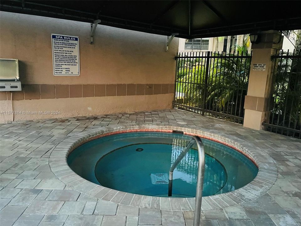Active With Contract: $1,990 (1 beds, 1 baths, 805 Square Feet)