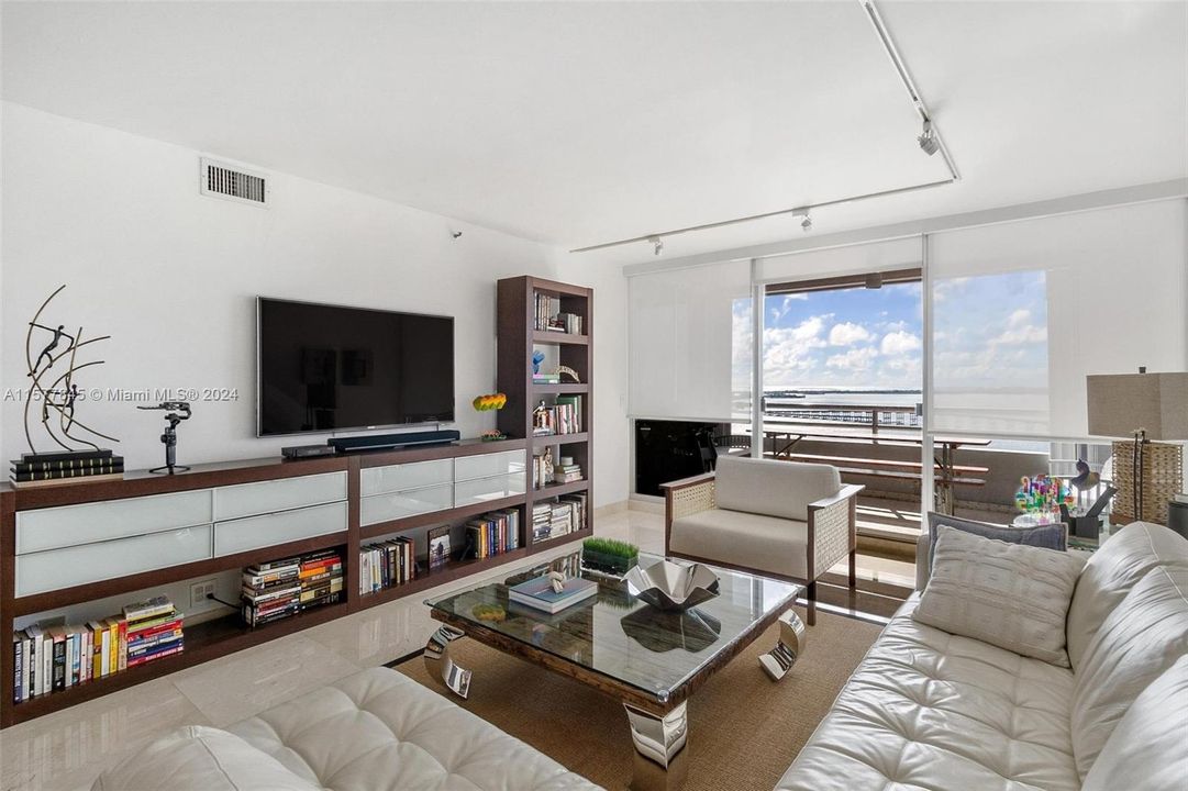 For Sale: $1,030,000 (2 beds, 2 baths, 1640 Square Feet)