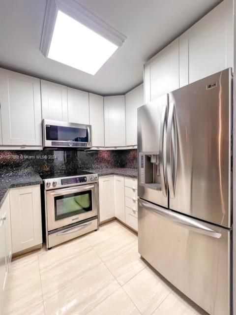 For Rent: $2,900 (2 beds, 2 baths, 877 Square Feet)