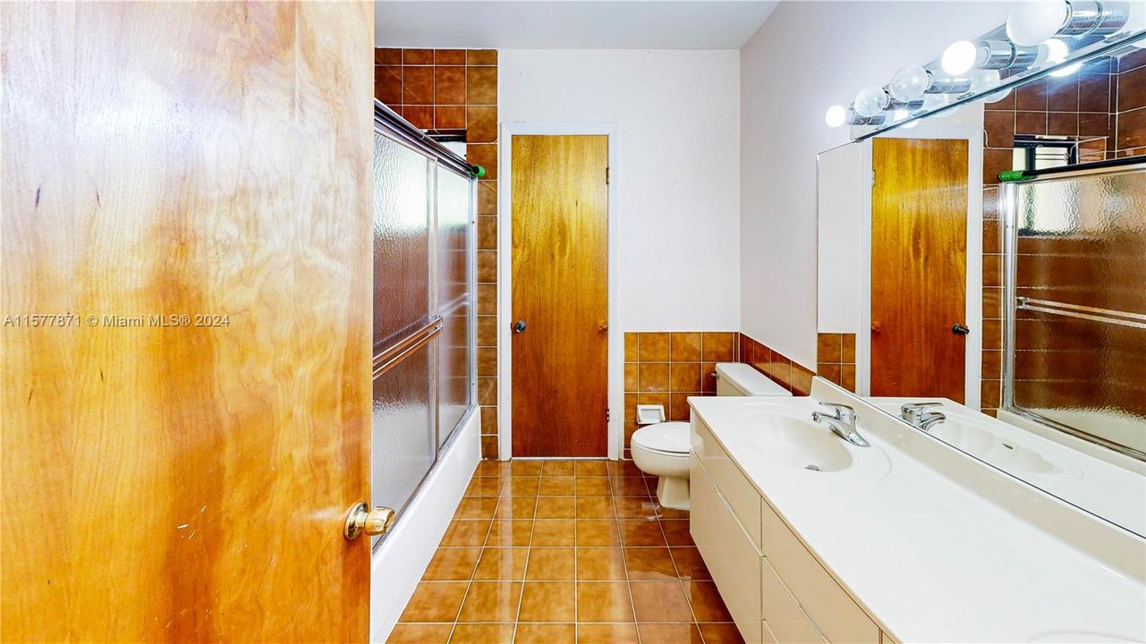 待售: $850,000 (4 贝兹, 2 浴室, 2033 平方英尺)