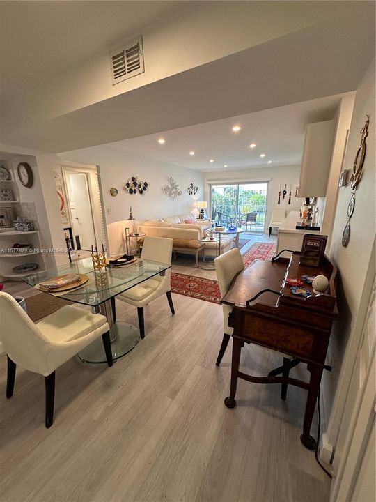 Active With Contract: $365,900 (2 beds, 2 baths, 1075 Square Feet)