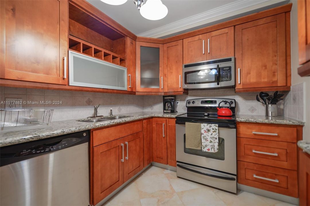 For Rent: $2,650 (1 beds, 1 baths, 870 Square Feet)
