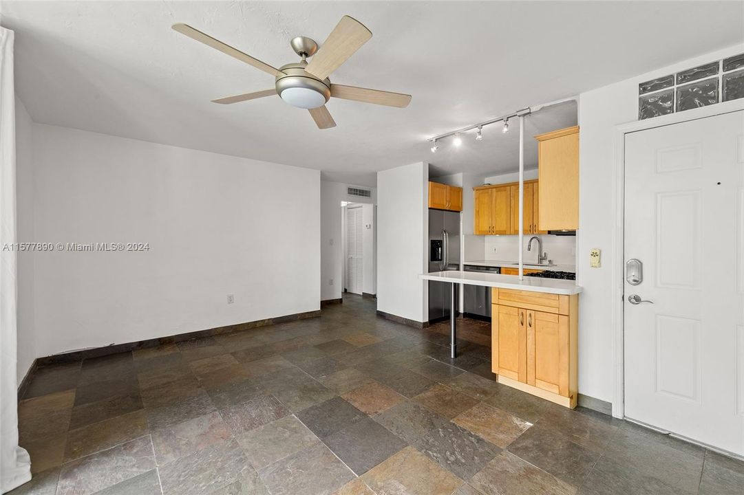 Active With Contract: $290,000 (1 beds, 1 baths, 530 Square Feet)