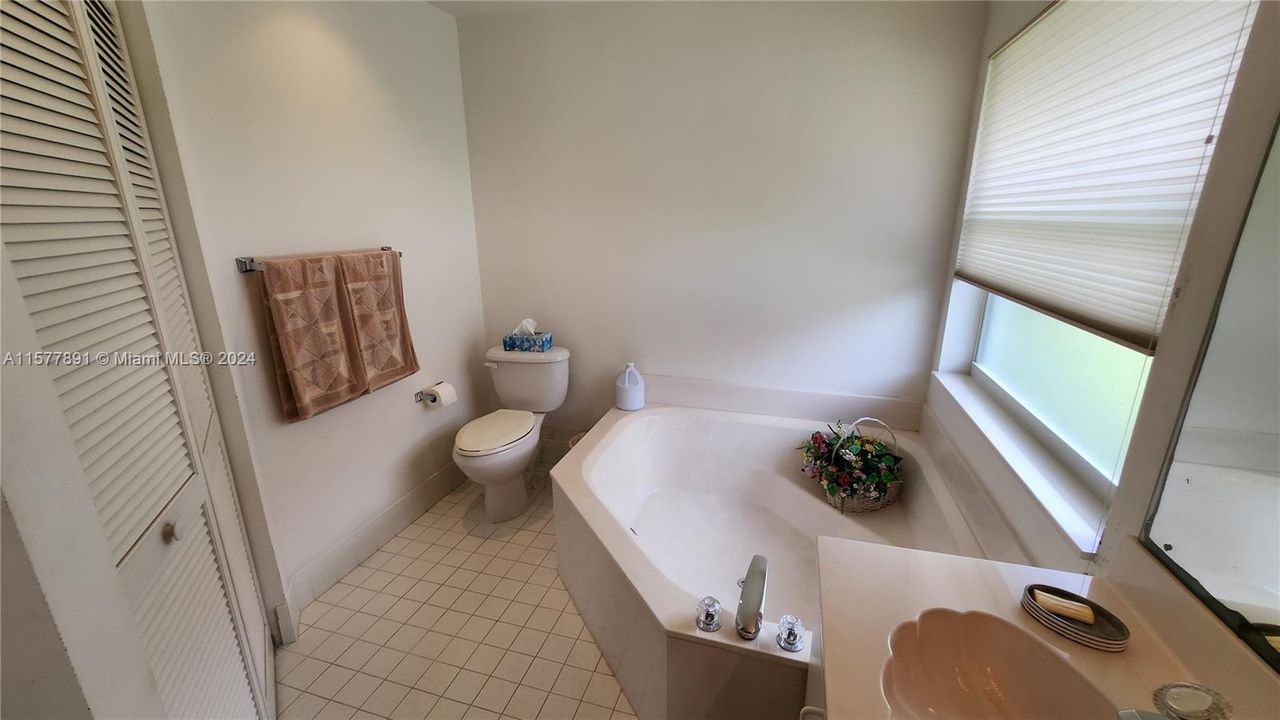 待售: $385,000 (2 贝兹, 2 浴室, 1722 平方英尺)