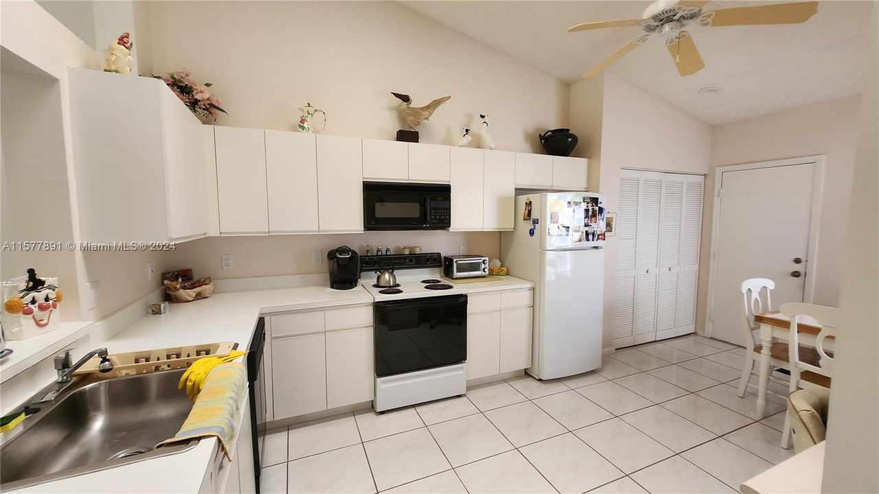 For Sale: $385,000 (2 beds, 2 baths, 1722 Square Feet)