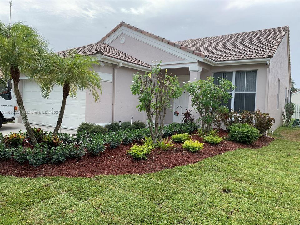 Active With Contract: $3,900 (3 beds, 2 baths, 1478 Square Feet)