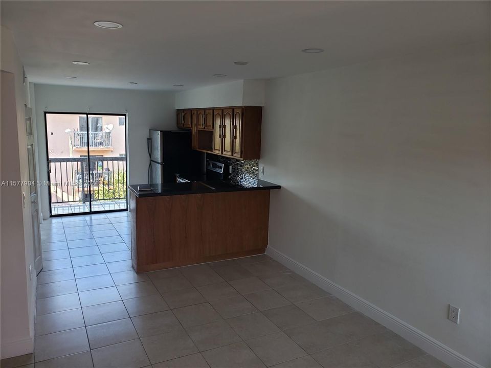 For Rent: $2,300 (2 beds, 2 baths, 812 Square Feet)