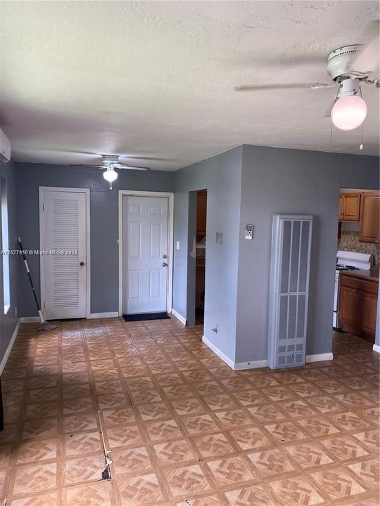 For Sale: $309,900 (3 beds, 1 baths, 901 Square Feet)