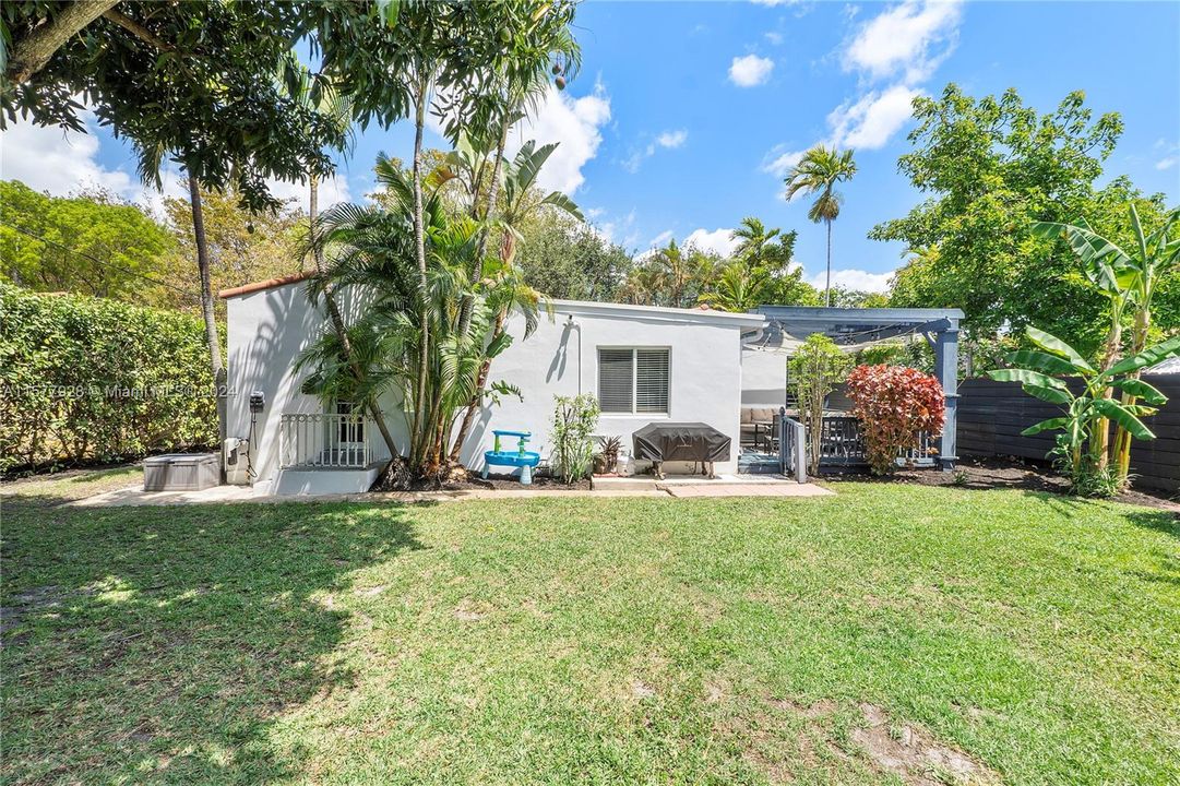 Active With Contract: $825,000 (3 beds, 2 baths, 1113 Square Feet)