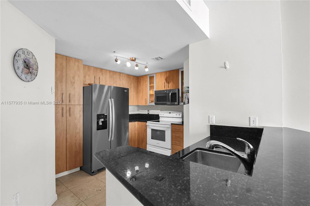 For Sale: $575,000 (2 beds, 2 baths, 1251 Square Feet)