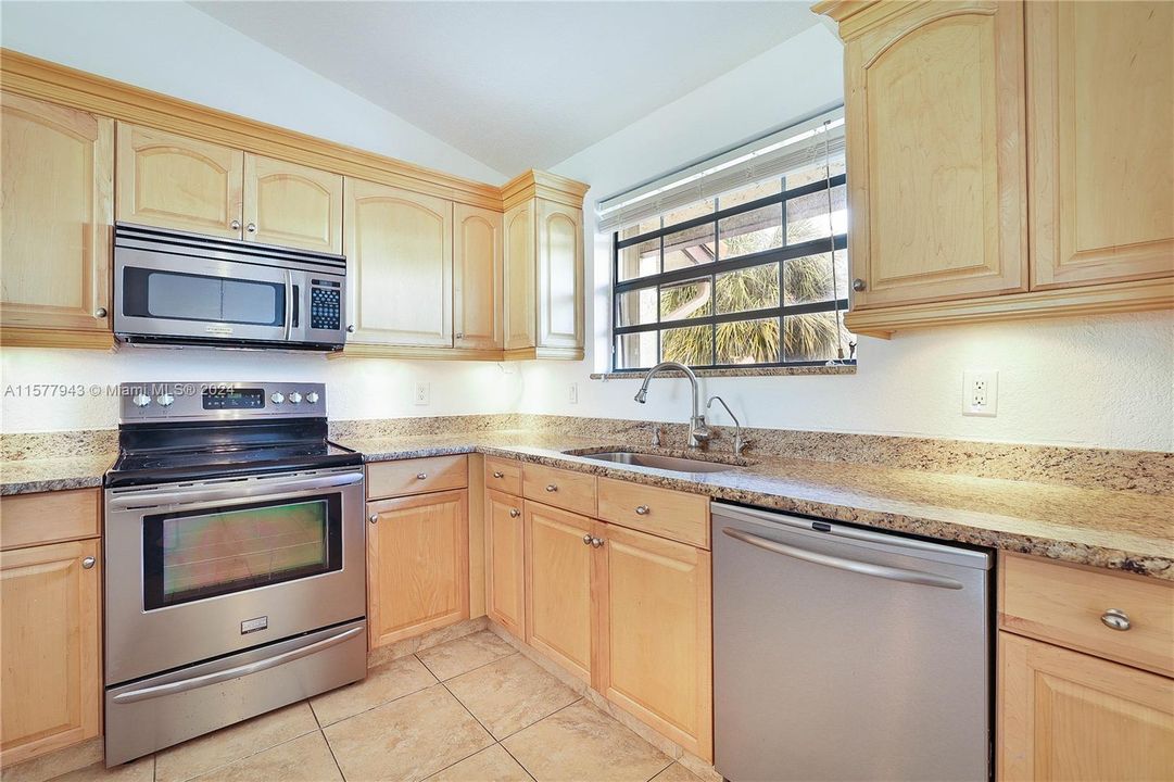 For Sale: $315,000 (2 beds, 2 baths, 1100 Square Feet)