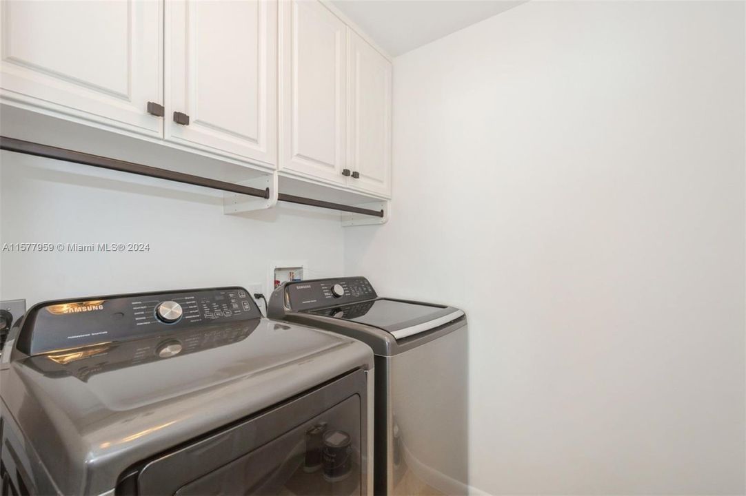 For Sale: $799,000 (3 beds, 2 baths, 1860 Square Feet)