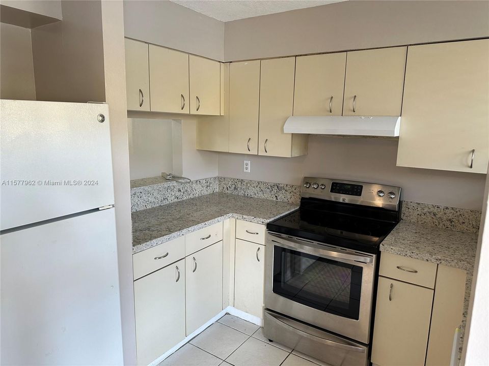 Active With Contract: $2,100 (2 beds, 2 baths, 912 Square Feet)