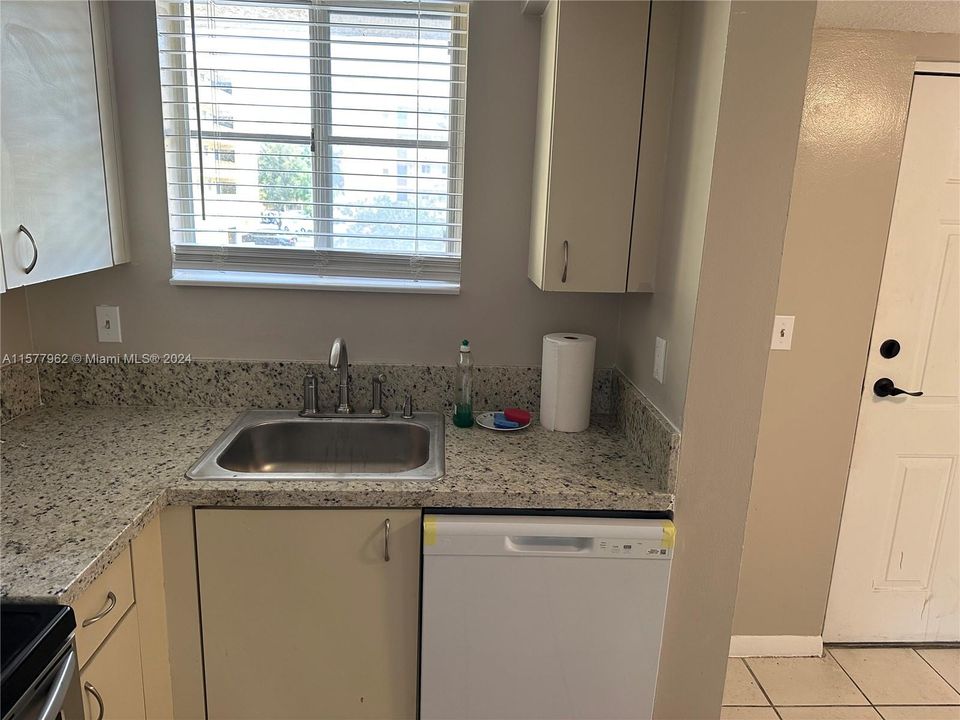 Active With Contract: $2,100 (2 beds, 2 baths, 912 Square Feet)