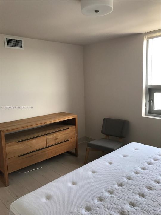 Active With Contract: $2,700 (1 beds, 1 baths, 770 Square Feet)