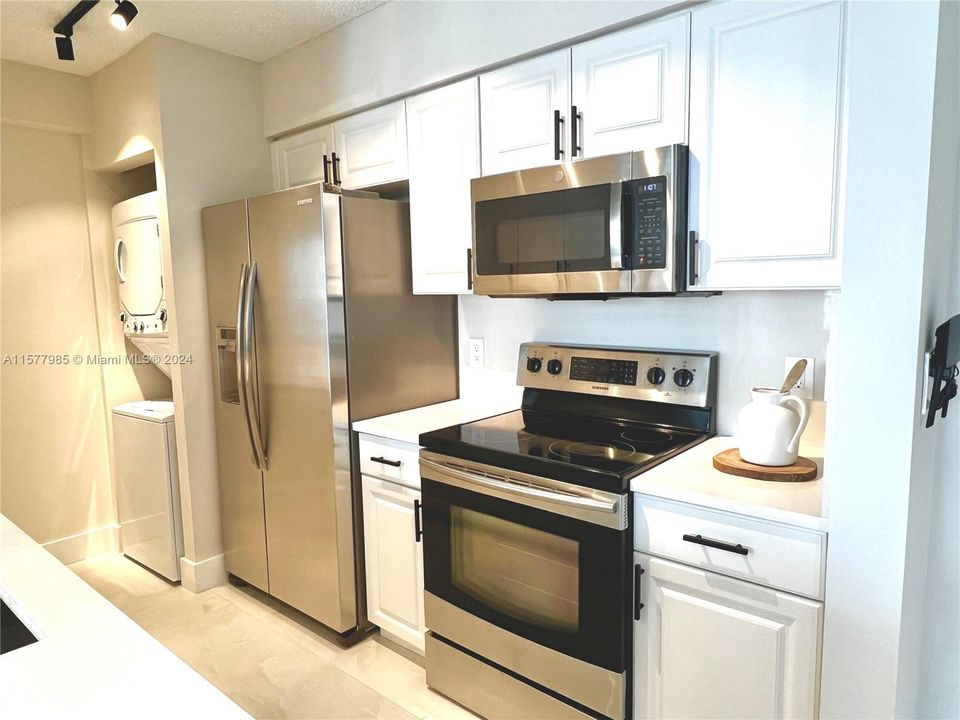 For Rent: $4,000 (1 beds, 1 baths, 760 Square Feet)