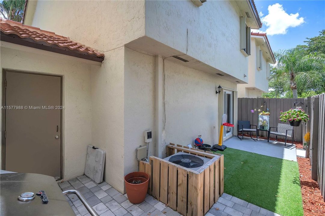 Recently Sold: $480,000 (3 beds, 2 baths, 1557 Square Feet)