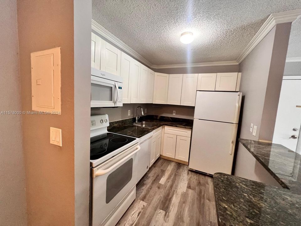 For Sale: $270,000 (2 beds, 2 baths, 926 Square Feet)