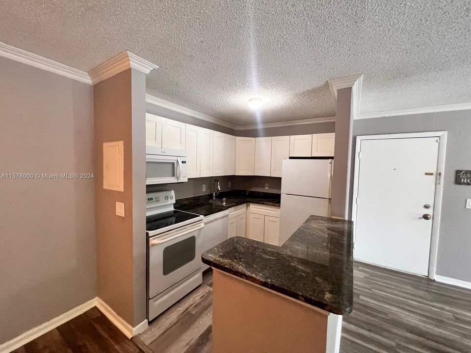 For Sale: $270,000 (2 beds, 2 baths, 926 Square Feet)