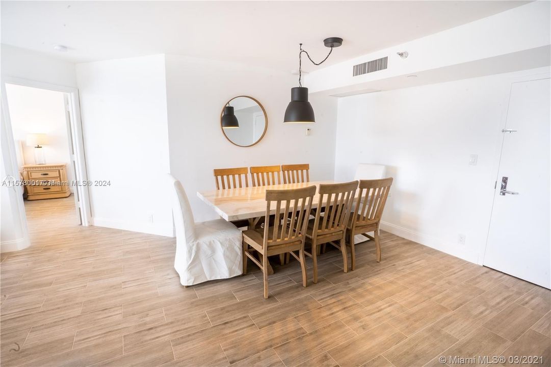 For Sale: $649,000 (2 beds, 2 baths, 1181 Square Feet)