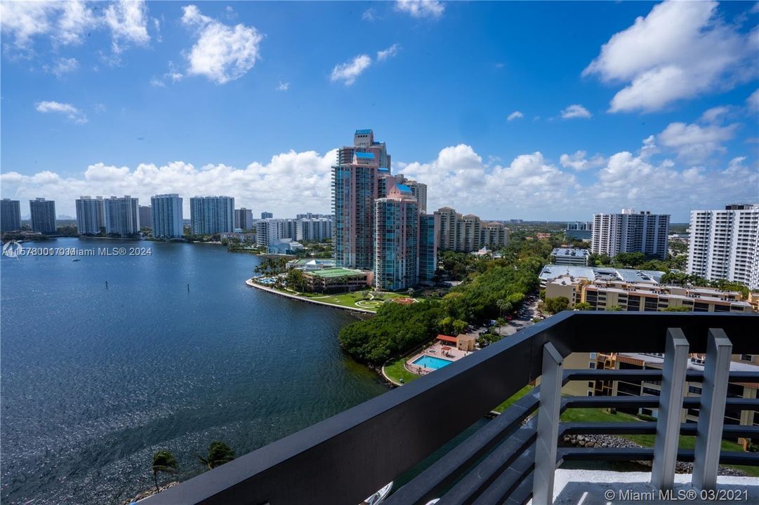 For Sale: $649,000 (2 beds, 2 baths, 1181 Square Feet)